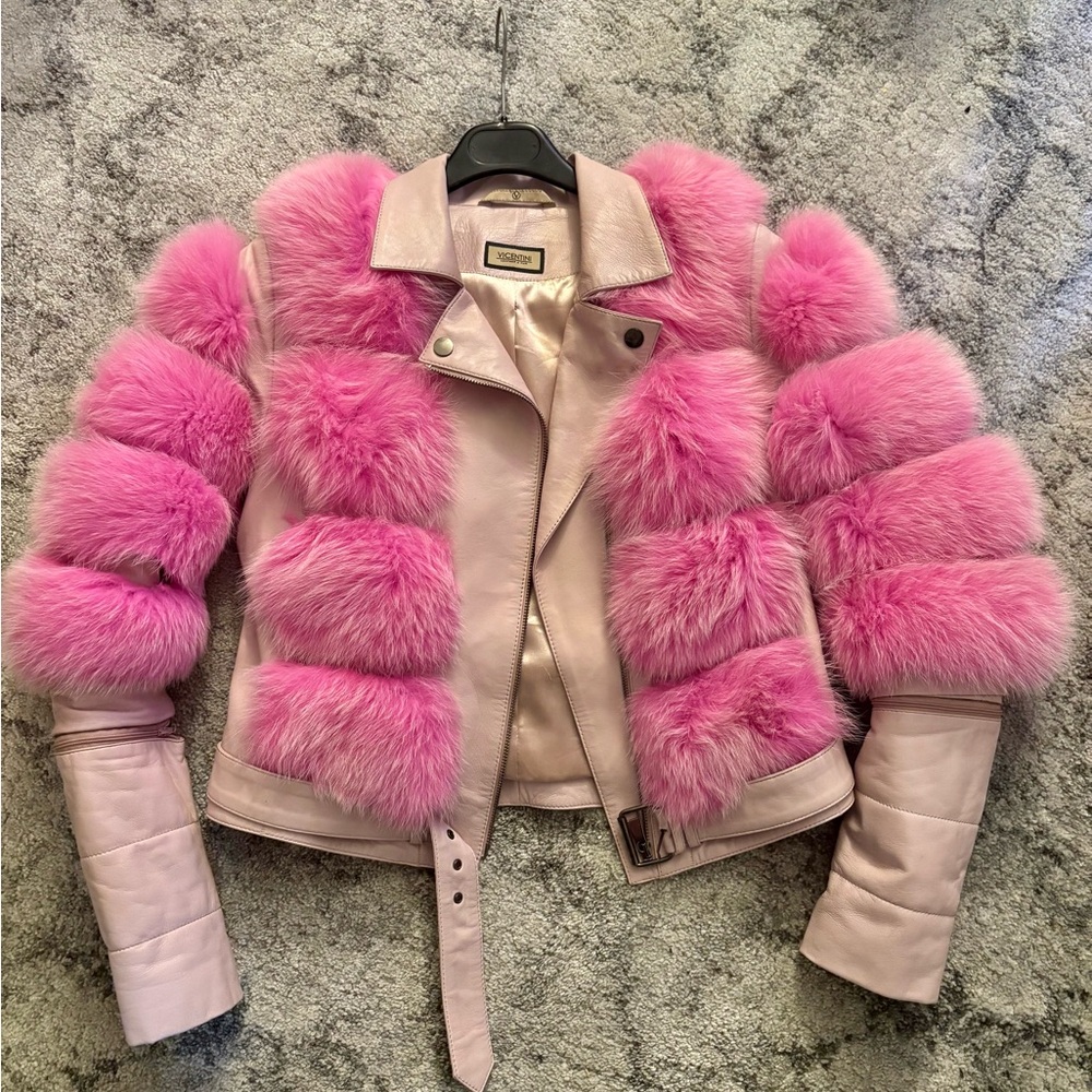 Bubble gum fox leather jacket with adjustable sleeves. Super rare find.